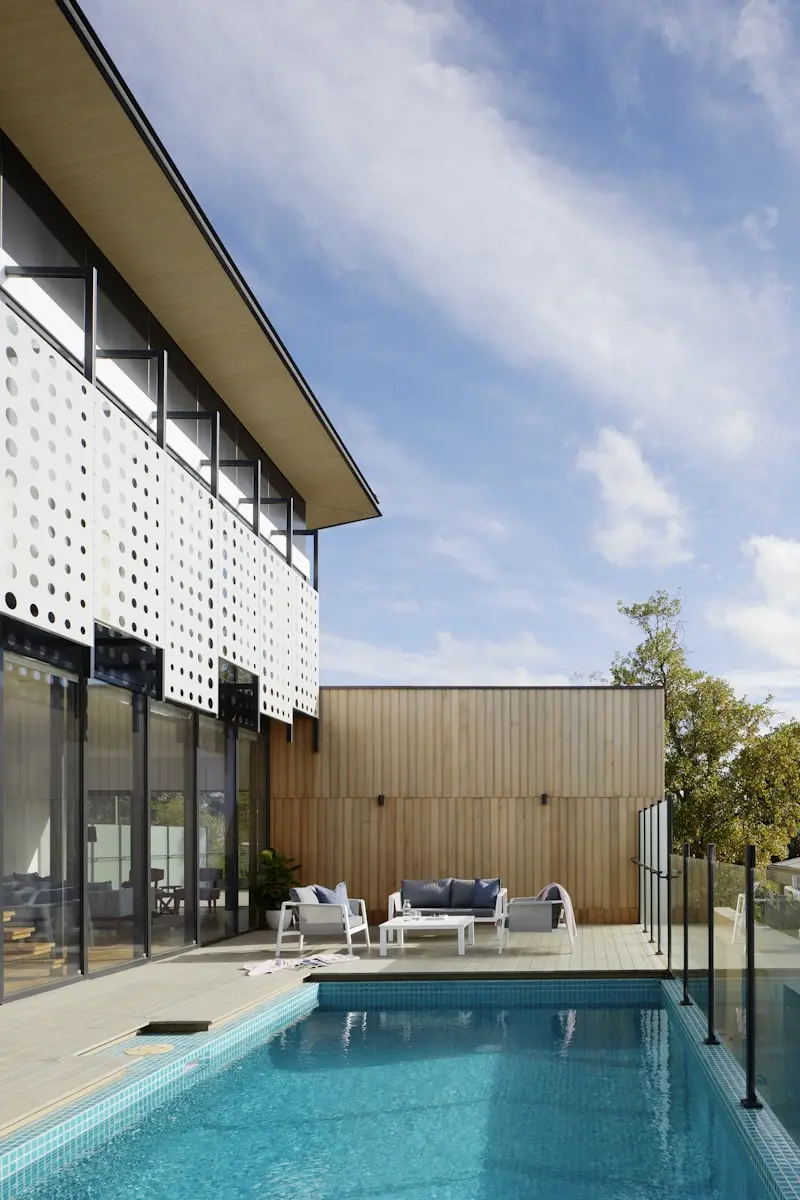 Maison avec baies vitrées protégées par un film solaire